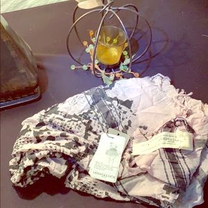 Leigh &Luca large scarf - NWT